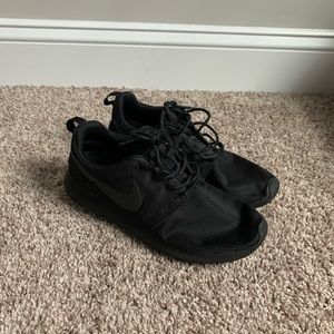 Nike womens size 8 roshes